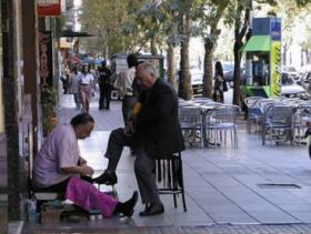 Un lustrabotas en las calles de Buenos Aires